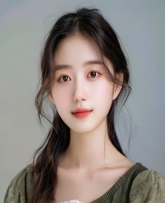 濑亚美莉个人资料照，日系清新风格，自然妆容，温柔眼神，浅色系背景